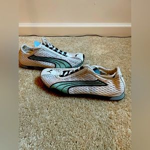 Women’s Puma shoes 👟.. size 7.. never wore .